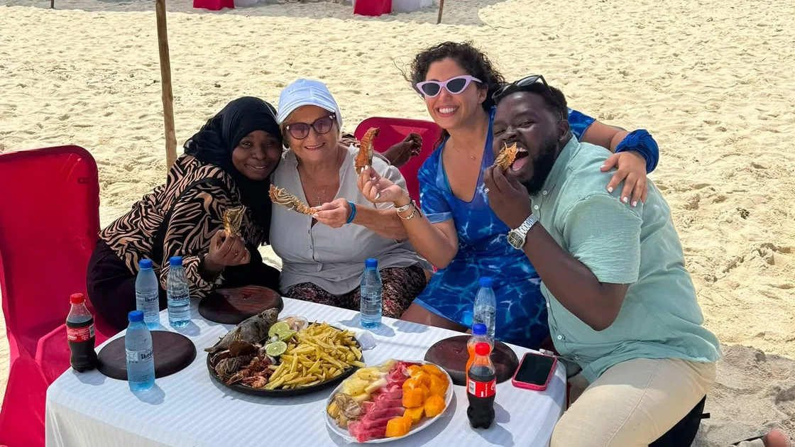 Ospiti durante un’esperienza su un banco di sabbia a Zanzibar